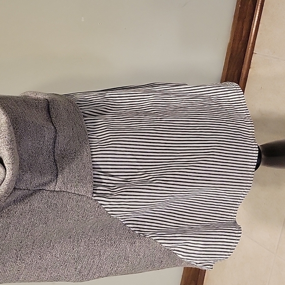 CLU TOO gray sweatshirt in size XS.  Long sleeved with striped panel back sides - Picture 5 of 8